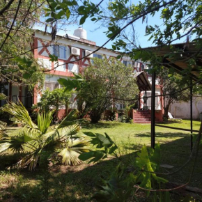 Отель Bavarian Suites  Колон